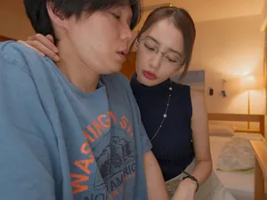 Cô vợ trẻ mê mẩn con cu của anh thợ massage