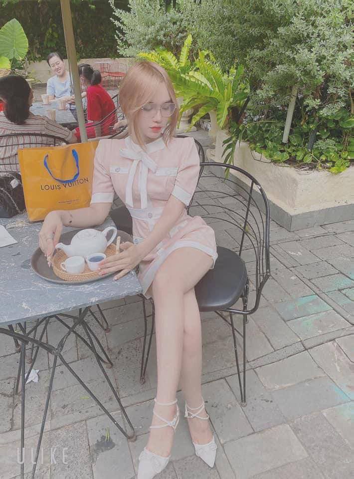 Đầy đủ các yếu tố! Quỳ liếm, lụa đen, 00s, ôm, đứng từ phía sau, mọi thứ bạn muốn đều có sẵn