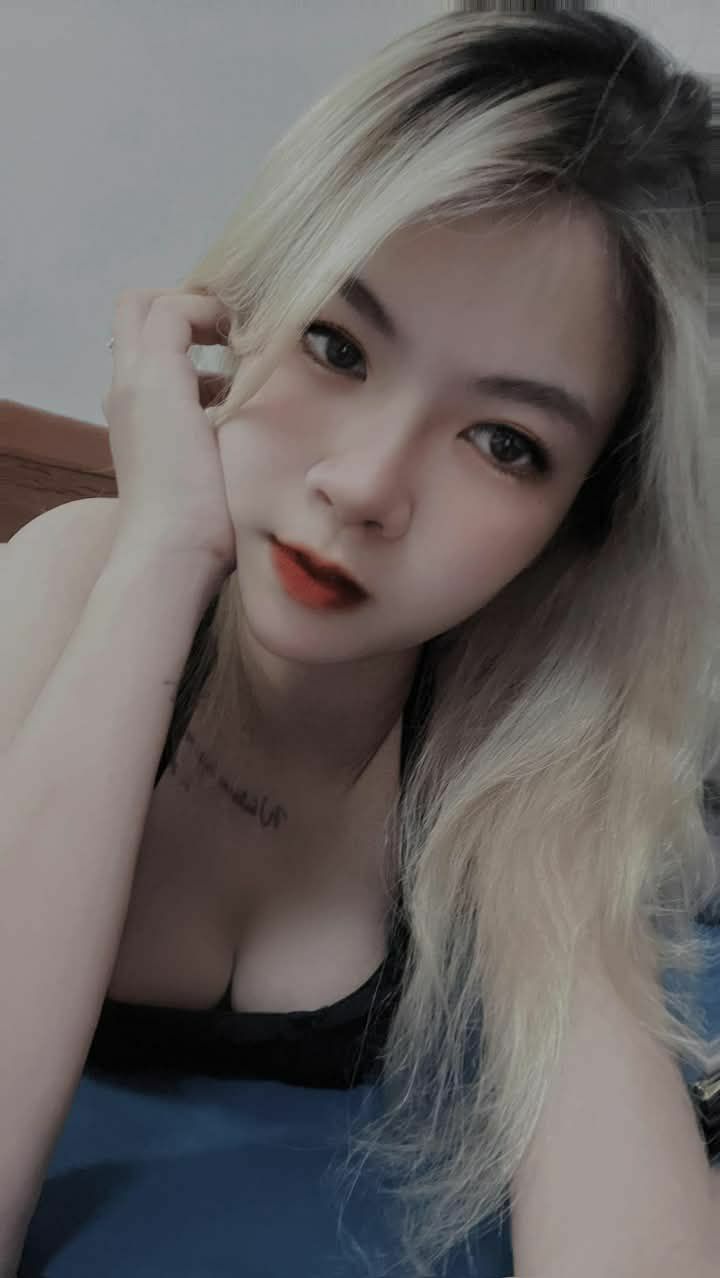 Người phụ nữ trưởng thành lẳng lơ lộ mặt và quan hệ tình dục nồng nhiệt với anh trai. Cô ấy rất lẳng lơ và tán tỉnh người bạn sói. Cô ấy ngậm sâu con cặc to với vẻ mặt dâm đãng